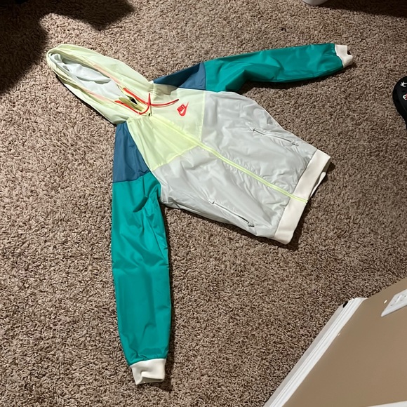 Nike wind breaker - Picture 1 of 2